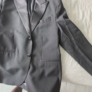 Zara Black Blazer with Structured Shoulders and Tailored Fit